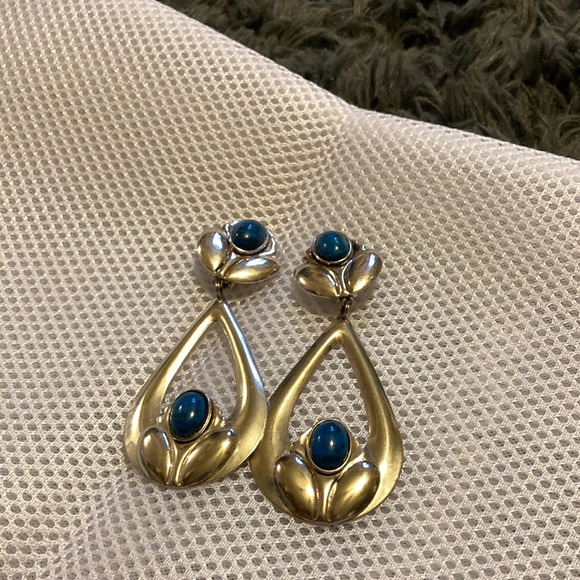 Vintage western style clip on earrings easily converted to pierced if you wish - Picture 4 of 9